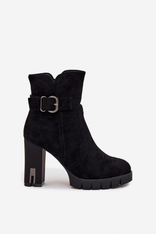 Botins femininos isolados com fivelas na cor preta Selisse