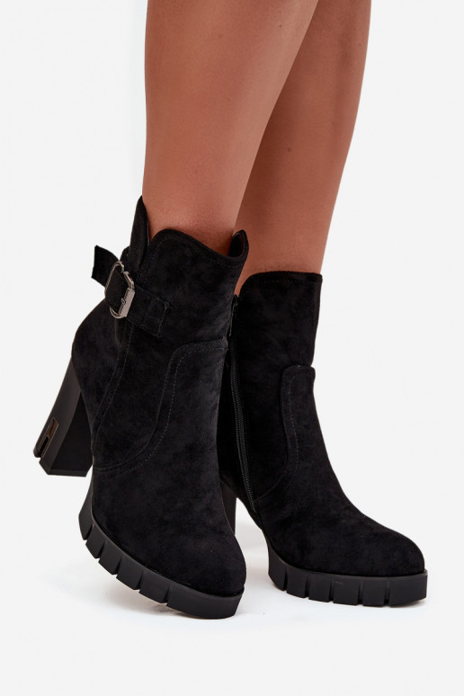 Botins femininos isolados com fivelas na cor preta Selisse