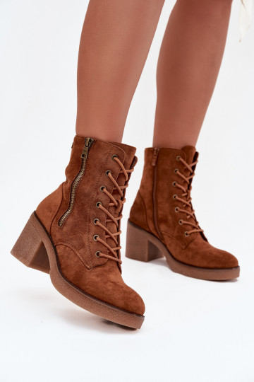 Botins femininos isolados com atacadores e fechos em marrom Paressa