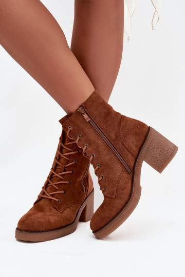 Botins femininos isolados com atacadores e fechos em marrom Paressa 2