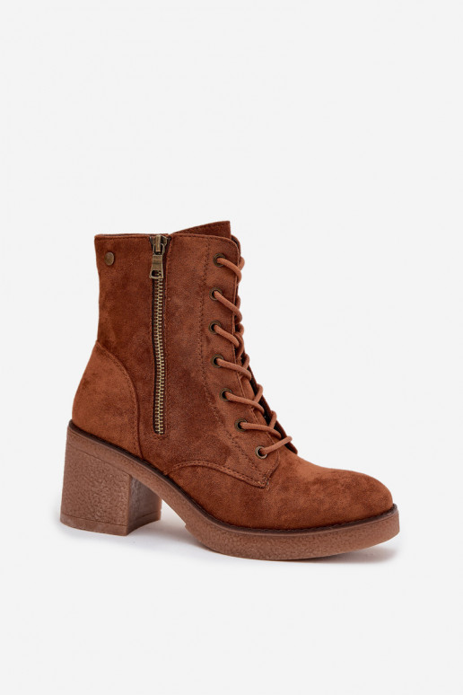 Botins femininos isolados com atacadores e fechos em marrom Paressa