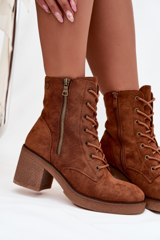 Botins femininos isolados com atacadores e fechos em marrom Paressa