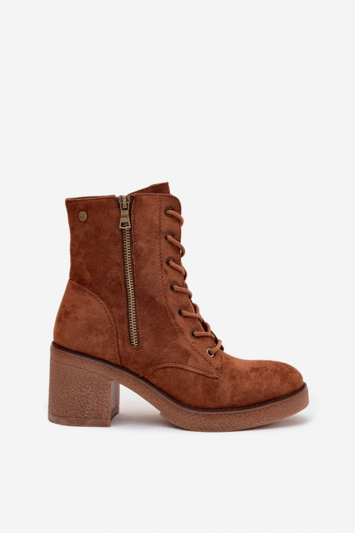 Botins femininos isolados com atacadores e fechos em marrom Paressa