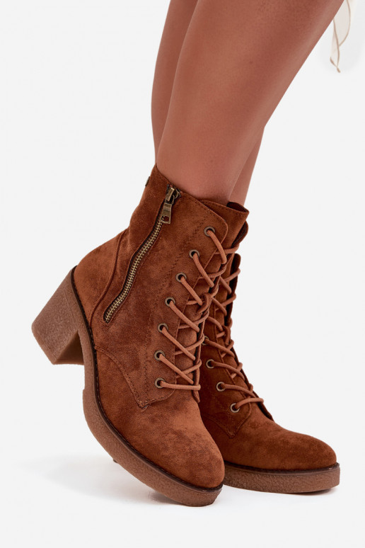 Botins femininos isolados com atacadores e fechos em marrom Paressa