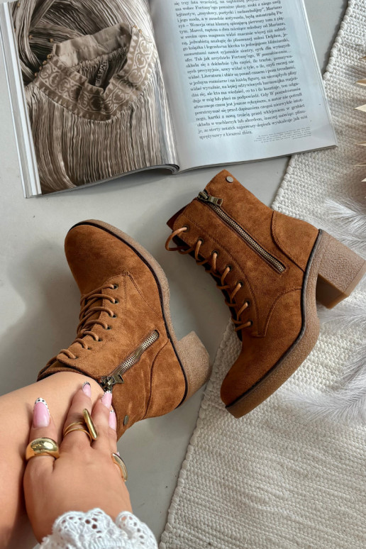 Botins femininos isolados com atacadores e fechos em marrom Paressa