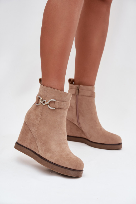 Botins femininos em plataforma com detalhes decorativos na cor areia Turirivana