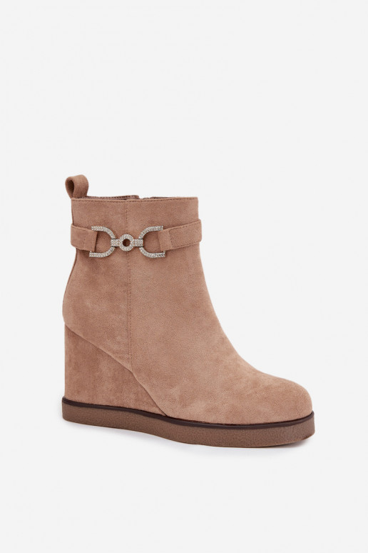 Botins femininos em plataforma com detalhes decorativos na cor areia Turirivana