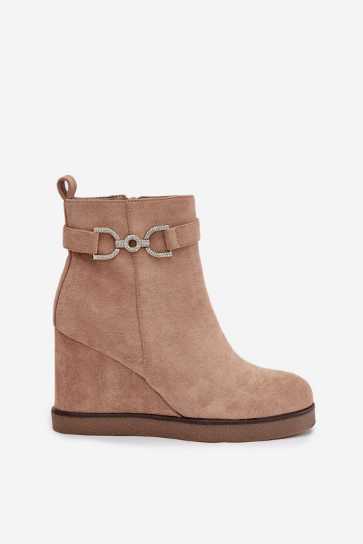 Botins femininos em plataforma com detalhes decorativos na cor areia Turirivana