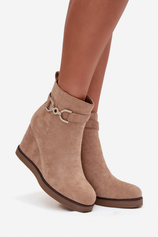 Botins femininos em plataforma com detalhes decorativos na cor areia Turirivana