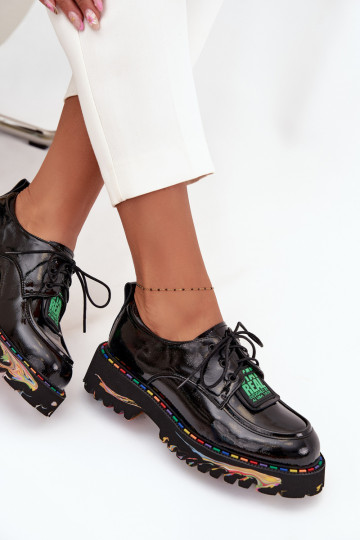 Sapatos femininos com efeito laqueado Artiker 57C0172 na cor preta