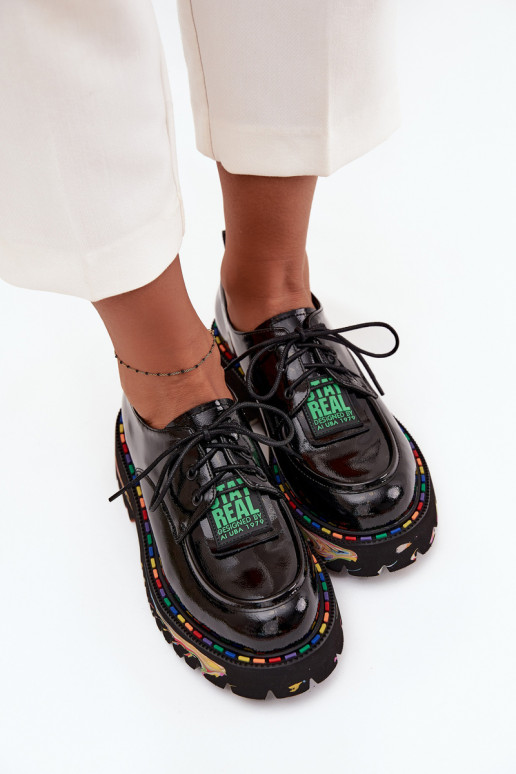 Sapatos femininos com efeito laqueado Artiker 57C0172 na cor preta