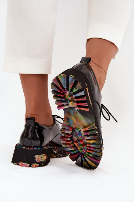 Sapatos femininos com efeito laqueado Artiker 57C0172 na cor preta