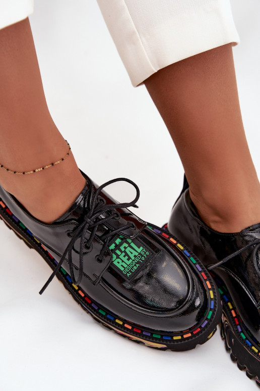 Sapatos femininos com efeito laqueado Artiker 57C0172 na cor preta