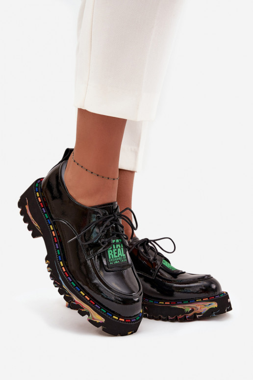 Sapatos femininos com efeito laqueado Artiker 57C0172 na cor preta