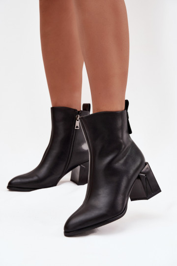 Botins isolados com saltos em couro natural Vinceza 66812 na cor preta