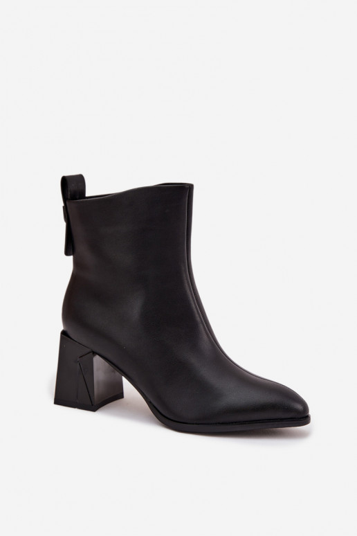 Botins isolados com saltos em couro natural Vinceza 66812 na cor preta