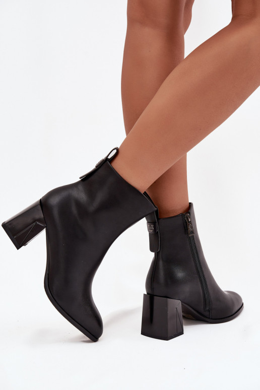 Botins isolados com saltos em couro natural Vinceza 66812 na cor preta