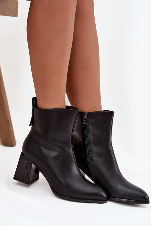 Botins isolados com saltos em couro natural Vinceza 66812 na cor preta