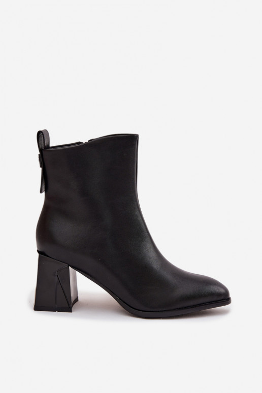 Botins isolados com saltos em couro natural Vinceza 66812 na cor preta