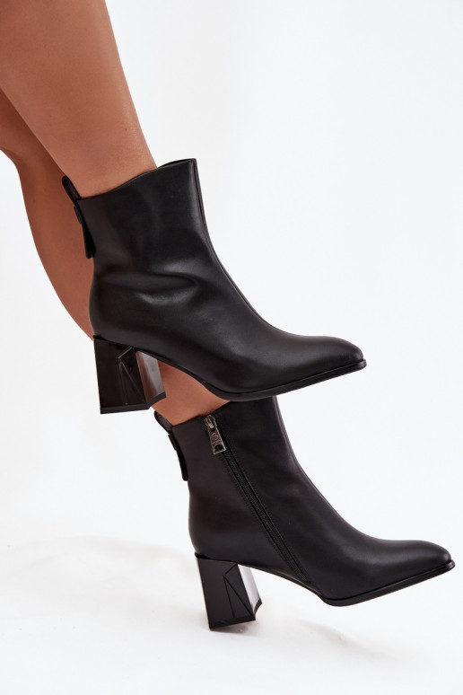 Botins isolados com saltos em couro natural Vinceza 66812 na cor preta