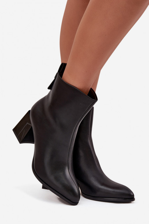 Botins isolados com saltos em couro natural Vinceza 66812 na cor preta