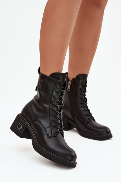 Botins femininos isolados em couro natural Vinceza 66819 na cor preta