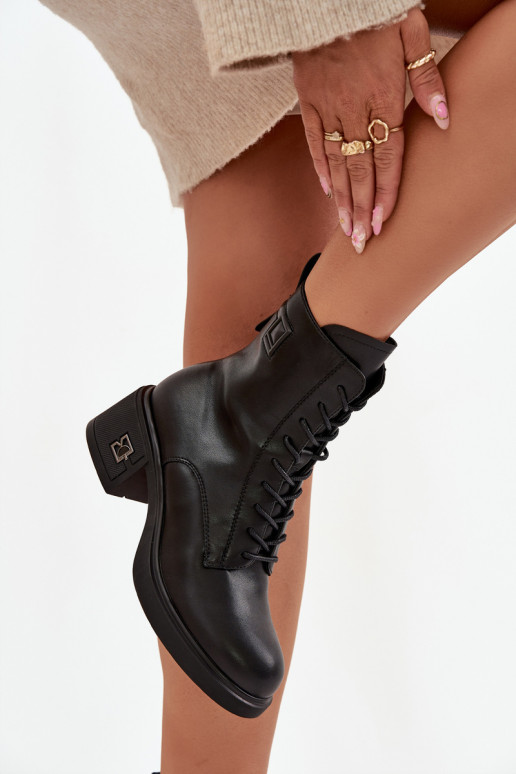 Botins femininos isolados em couro natural Vinceza 66819 na cor preta