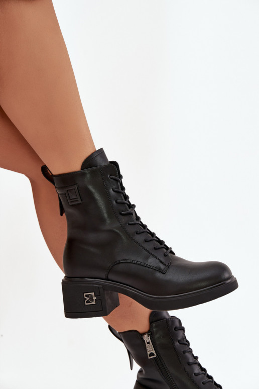 Botins femininos isolados em couro natural Vinceza 66819 na cor preta