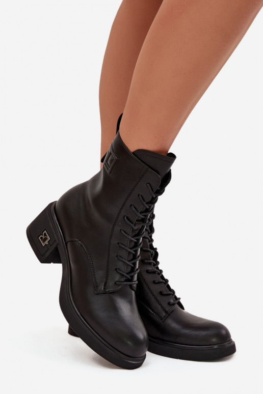 Botins femininos isolados em couro natural Vinceza 66819 na cor preta