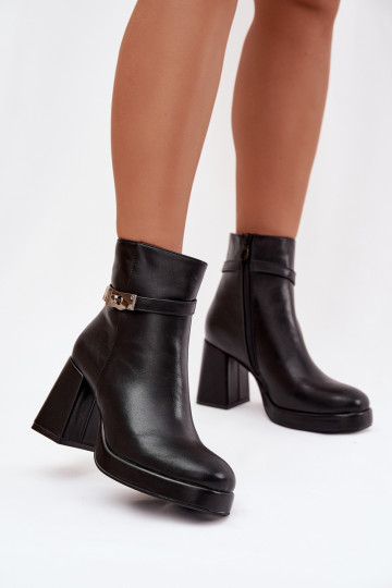 Botins femininos isolados com saltos decorados na cor preta Giordina 2