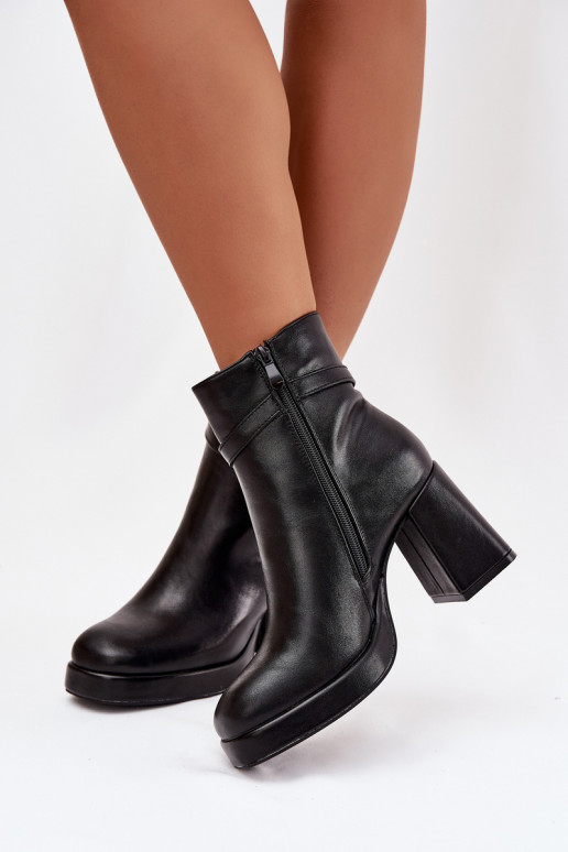 Botins femininos isolados com saltos decorados na cor preta Giordina