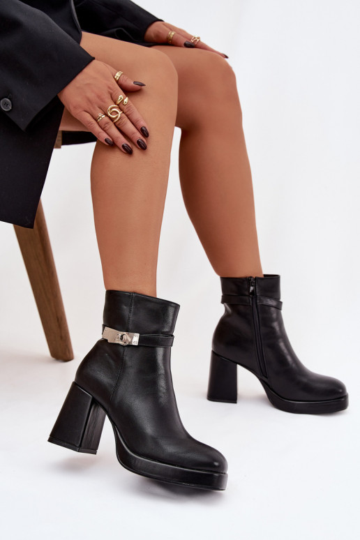 Botins femininos isolados com saltos decorados na cor preta Giordina