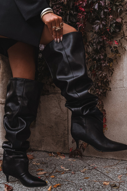 Botas femininas altas slip-on com saltos finos em preto Ysolienne