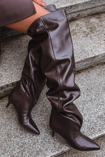 Botas femininas altas slip-on com saltos finos em chocolate Ysolienne