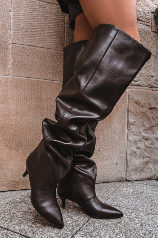 Botas femininas altas slip-on com saltos finos em chocolate Ysolienne