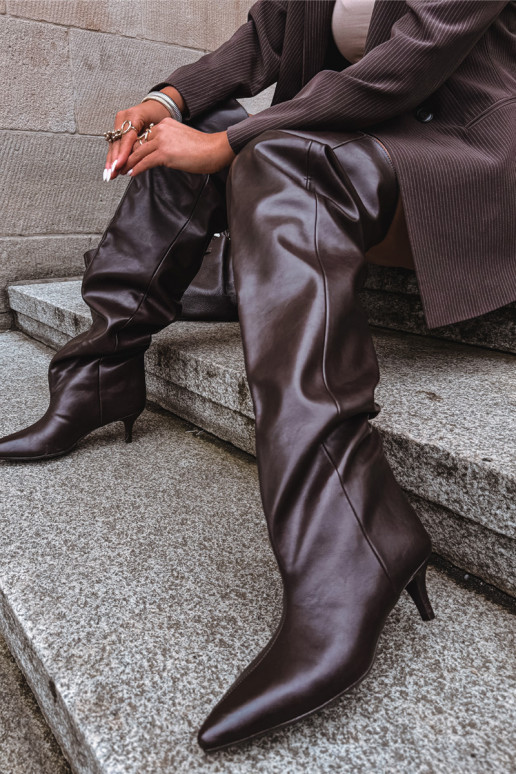 Botas femininas altas slip-on com saltos finos em chocolate Ysolienne