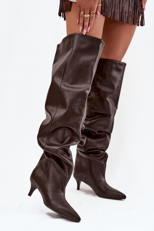 Botas femininas altas slip-on com saltos finos em chocolate Ysolienne
