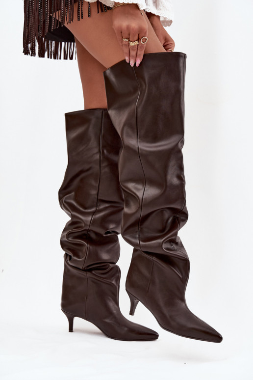 Botas femininas altas slip-on com saltos finos em chocolate Ysolienne