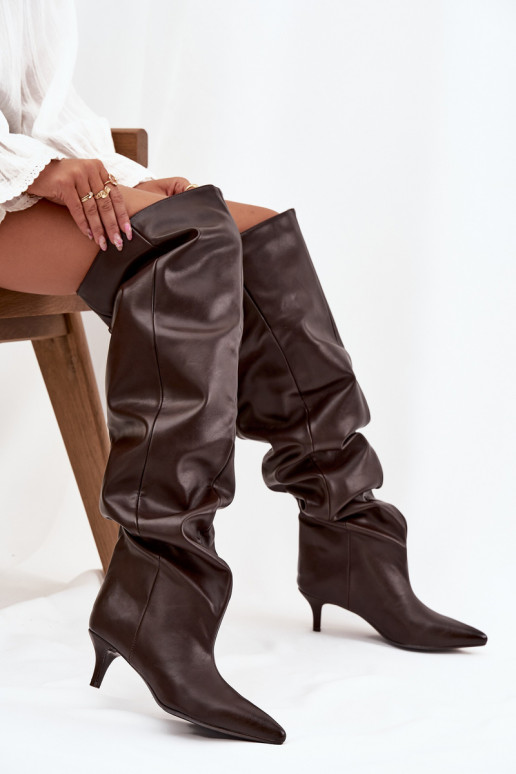 Botas femininas altas slip-on com saltos finos em chocolate Ysolienne