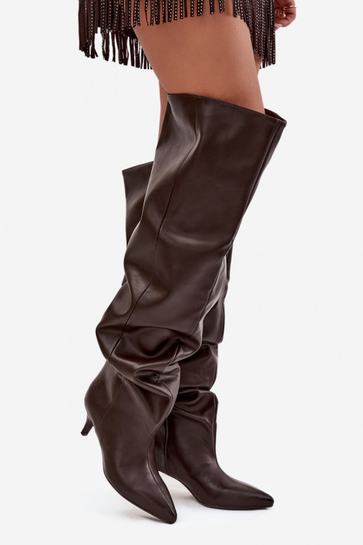 Botas femininas altas slip-on com saltos finos em chocolate Ysolienne