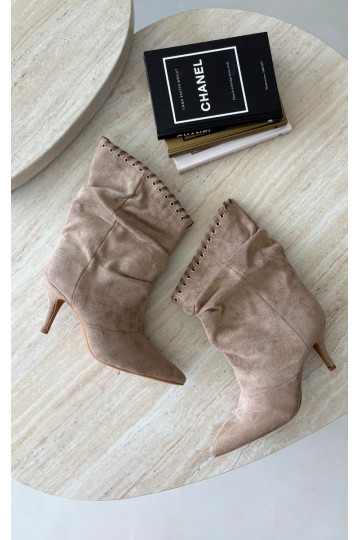 Botins enrugados com saltos finos na cor areia Herella 2