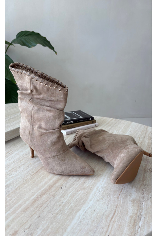Botins enrugados com saltos finos na cor areia Herella