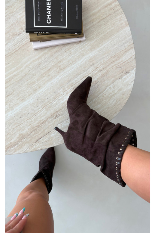 Botins enrugados com saltos finos na cor chocolate Herella