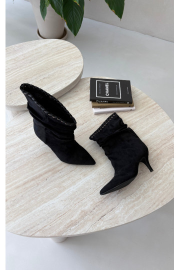 Botins enrugados com saltos finos na cor preta Herella 2