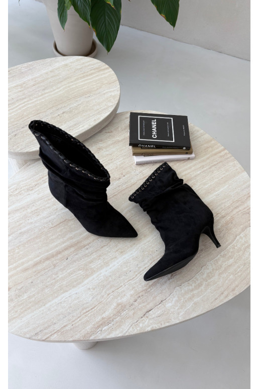 Botins enrugados com saltos finos na cor preta Herella