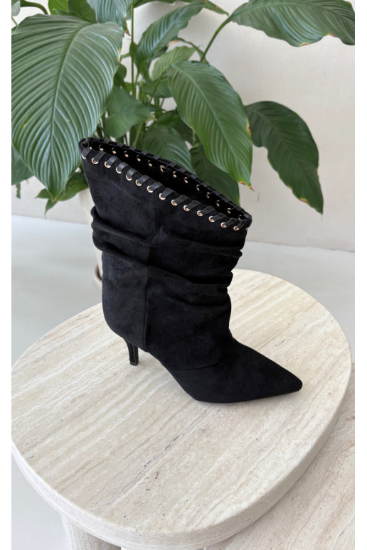 Botins enrugados com saltos finos na cor preta Herella