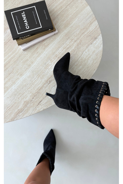 Botins enrugados com saltos finos na cor preta Herella