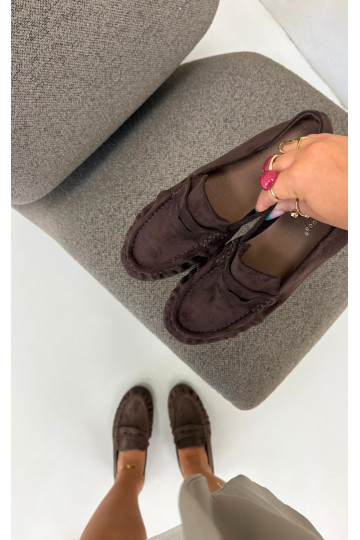 Mocassins femininos com babados em camurça sintética na cor chocolate Sabley 2