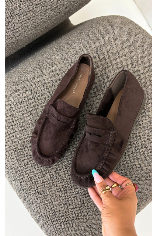 Mocassins femininos com babados em camurça sintética na cor chocolate Sabley