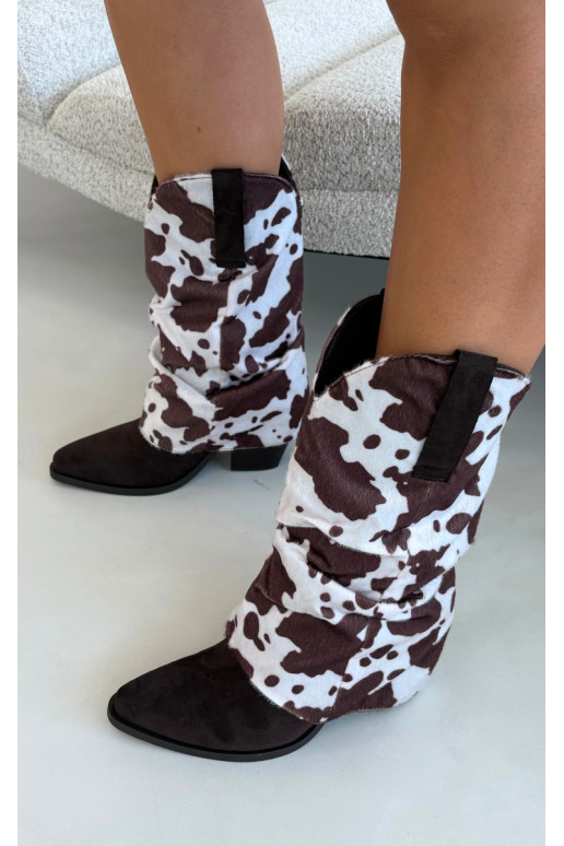 Botins estilo cowboy com cano curvo e saltos na cor marrom Havie